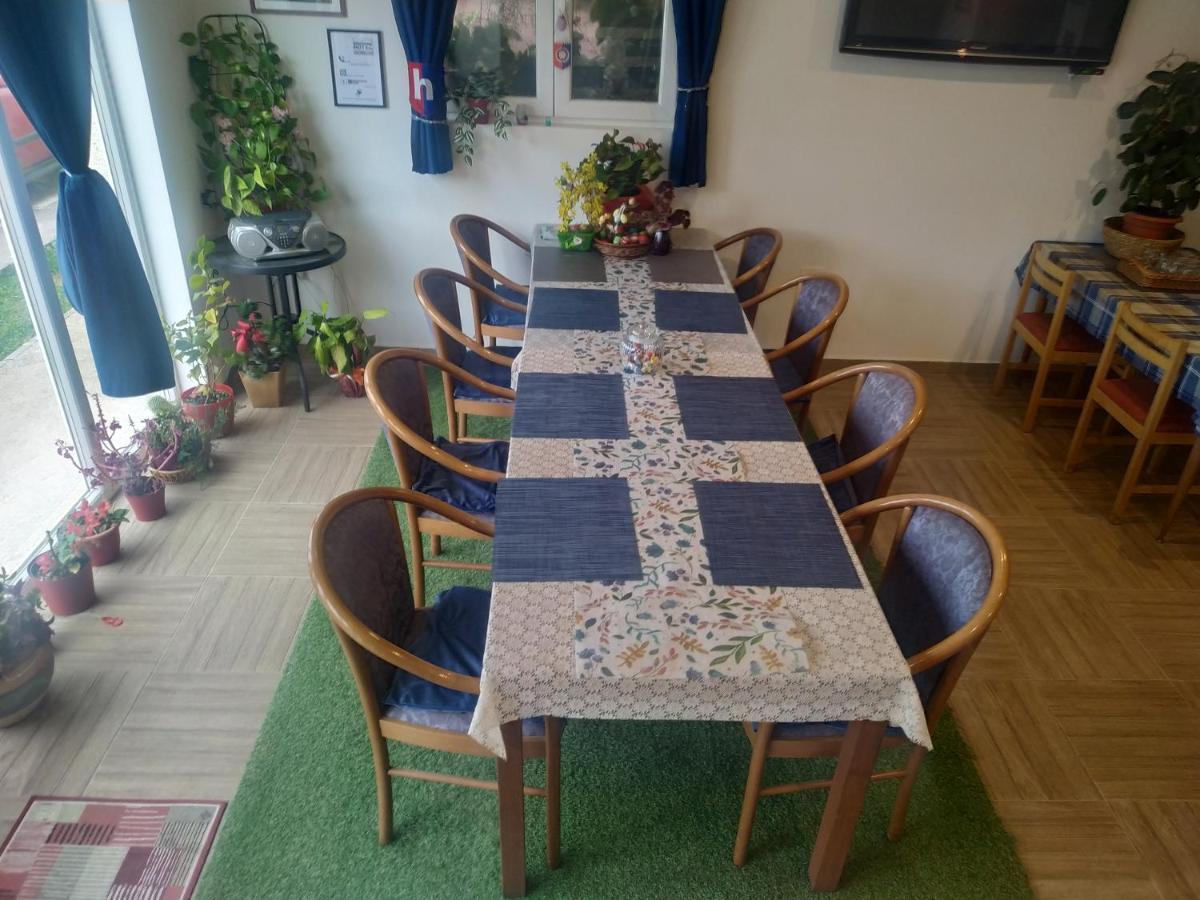 Motel Stone Gardens Доли Экстерьер фото